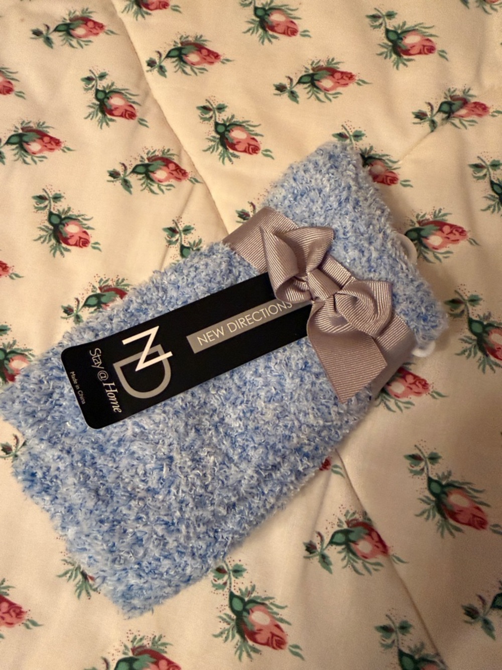 new directions light blue fuzzy lounge socks with gray bow
